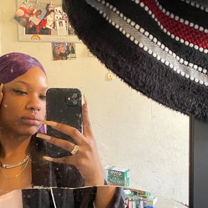 Meet your Posher, Dominique